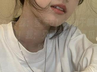 我：登录51.com干嘛呢？朋友：看瓜啊！我：又要被塞一嘴瓜皮了，哈哈。