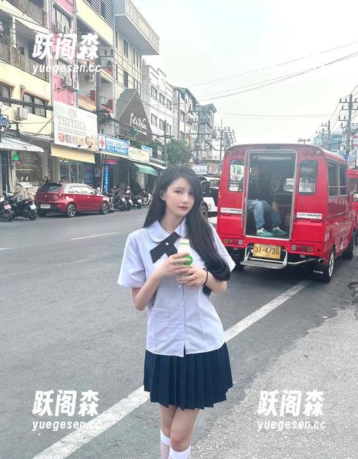 五一吃瓜 五一吃瓜官网首页:别说我没提醒你,小心摔倒在瓜田里!