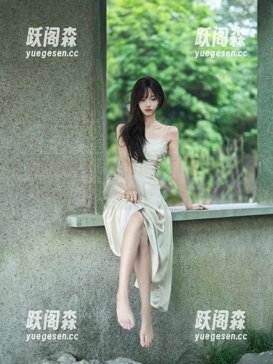 吃瓜频道 嗨,各位!今天“吃瓜频道”发布的瓜,真的是让人喷出茶来的节奏!