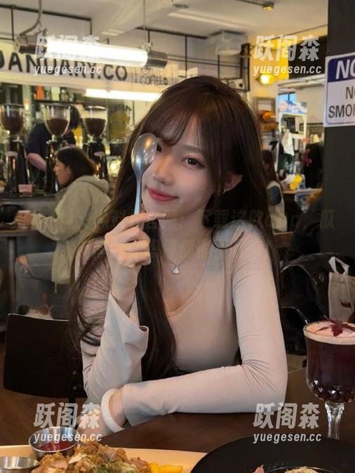 黑料社官网：下载这款app，瓜皮厚到你想停都停不下来！