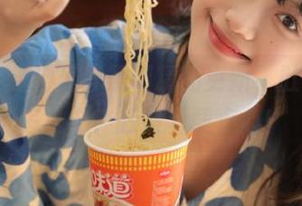 坐等黑料精品更新，肚子饿了怎么办？赶紧下载点心！
